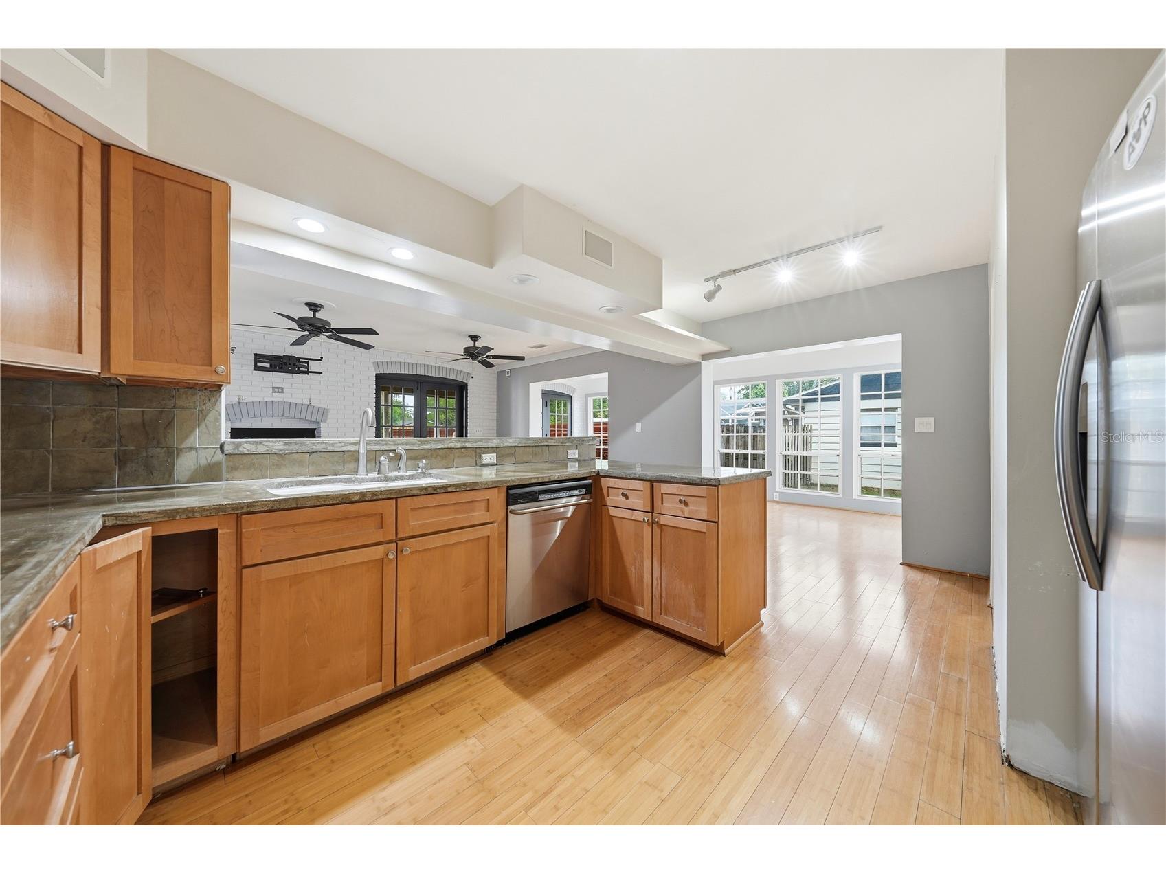 126 E Magnolia Avenue Howey In The Hills FL 34737 - LITTLE LAKE HARRIS G5110848 image11
