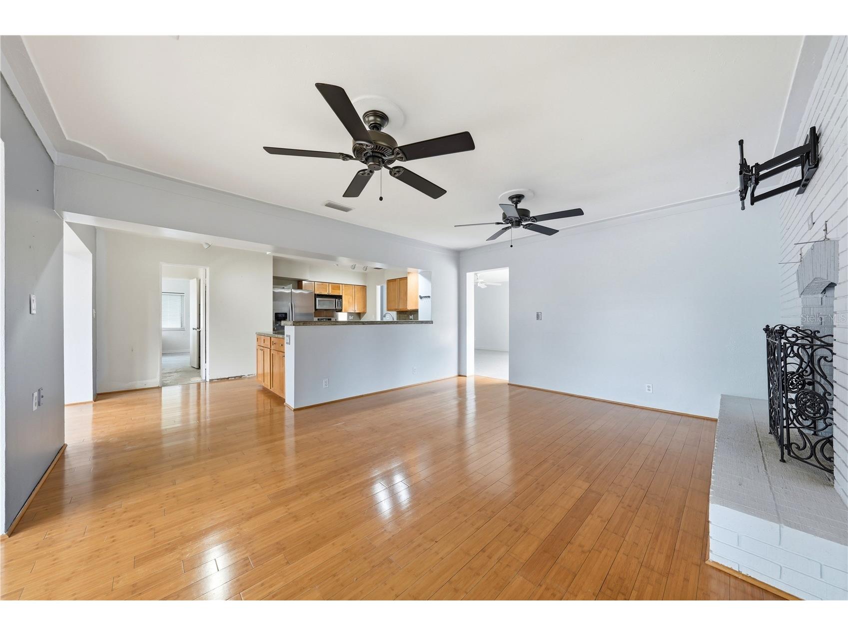 126 E Magnolia Avenue Howey In The Hills FL 34737 - LITTLE LAKE HARRIS G5110848 image16