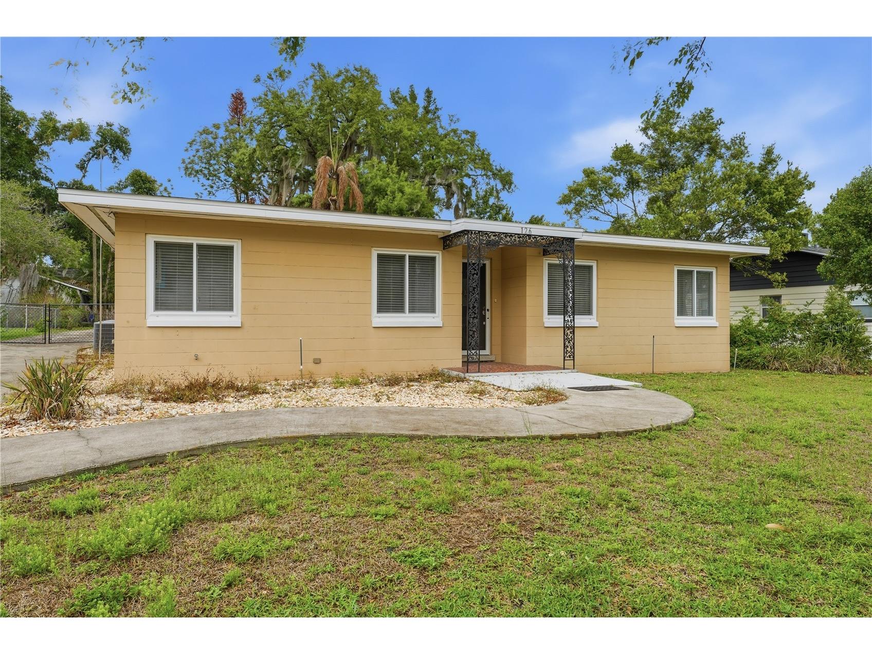 126 E Magnolia Avenue Howey In The Hills FL 34737 - LITTLE LAKE HARRIS G5110848 image2