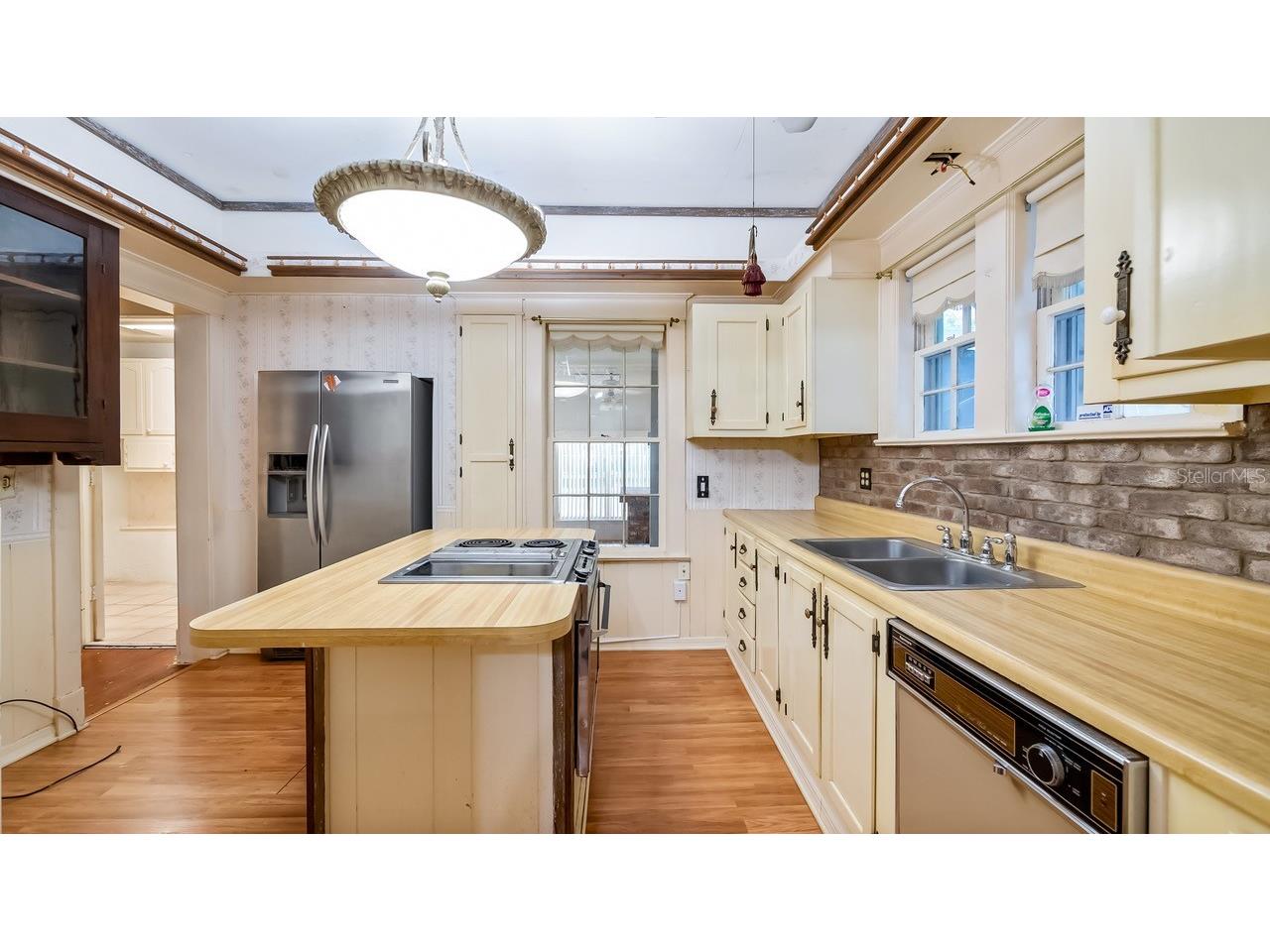 127 E Laurel Avenue Howey In The Hills FL 34737 - LITTLE LAKE HARRIS G5114546 image9