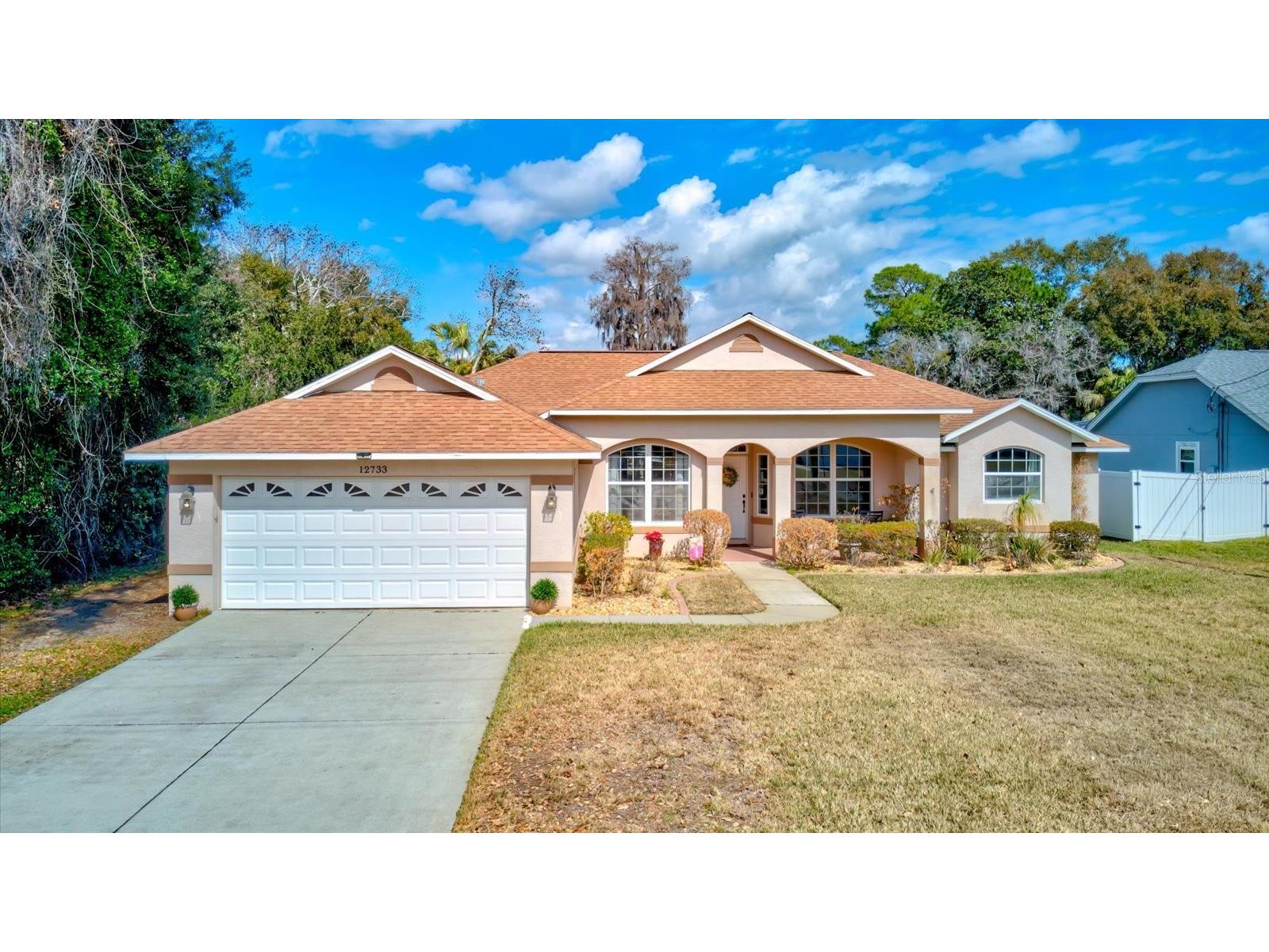 12733 Pine Island Drive Leesburg FL 34788 - LAKE EUSTIS - THE HARRIS CHAIN G5108679 image1