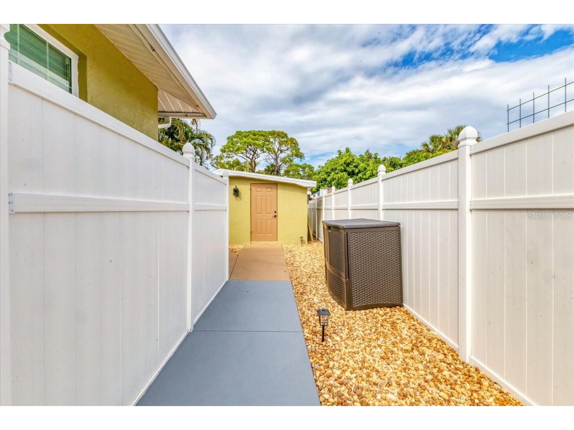 1275 42nd Street Sarasota FL 34234 A4670391 image31