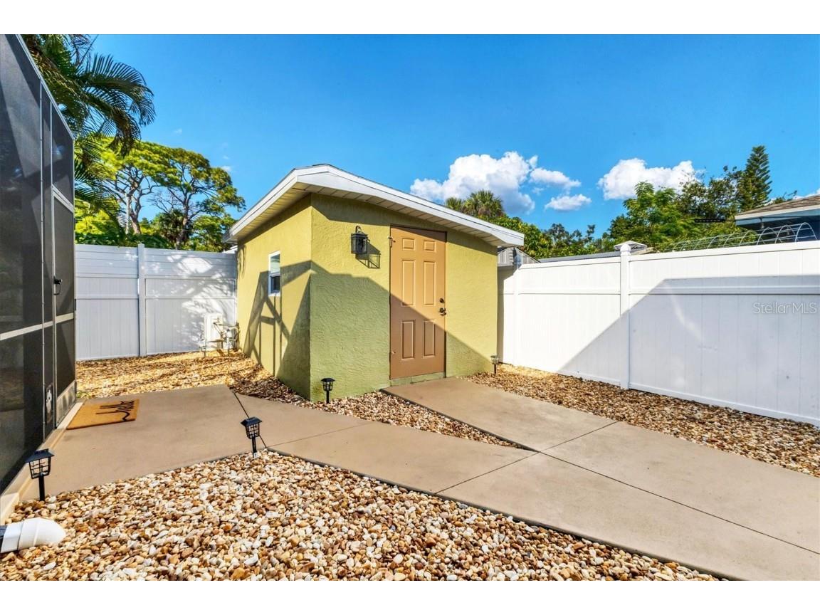 1275 42nd Street Sarasota FL 34234 A4670391 image32