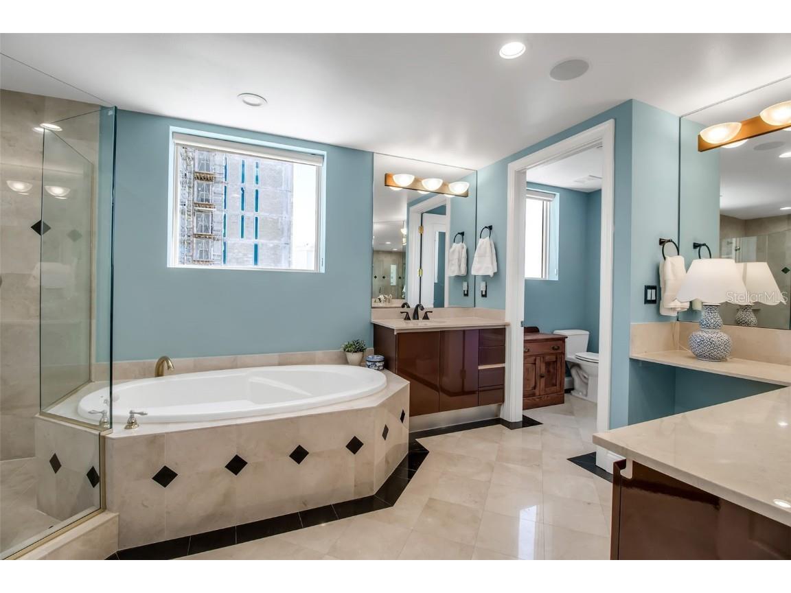 128 Golden Gate Point #301B Sarasota FL 34236 A4662515 image8