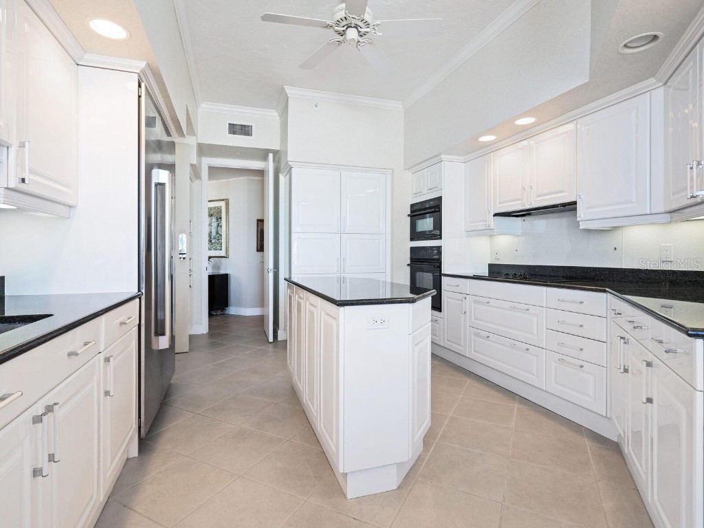 1281 Gulf Of Mexico Drive #704 Longboat Key FL 34228 - GULF OF MEXICO AND SARASOTA BA A4666680 image15