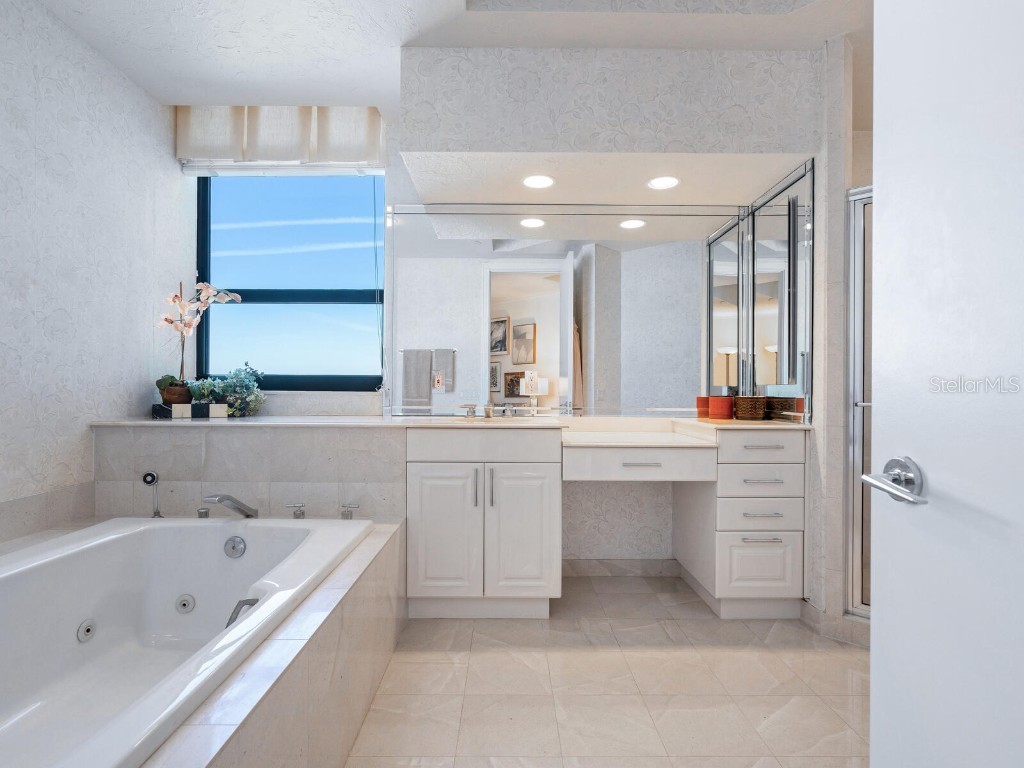 1281 Gulf Of Mexico Drive #704 Longboat Key FL 34228 - GULF OF MEXICO AND SARASOTA BA A4666680 image19