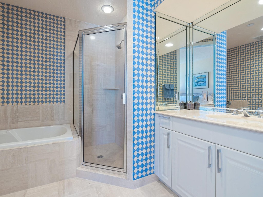 1281 Gulf Of Mexico Drive #704 Longboat Key FL 34228 - GULF OF MEXICO AND SARASOTA BA A4666680 image21