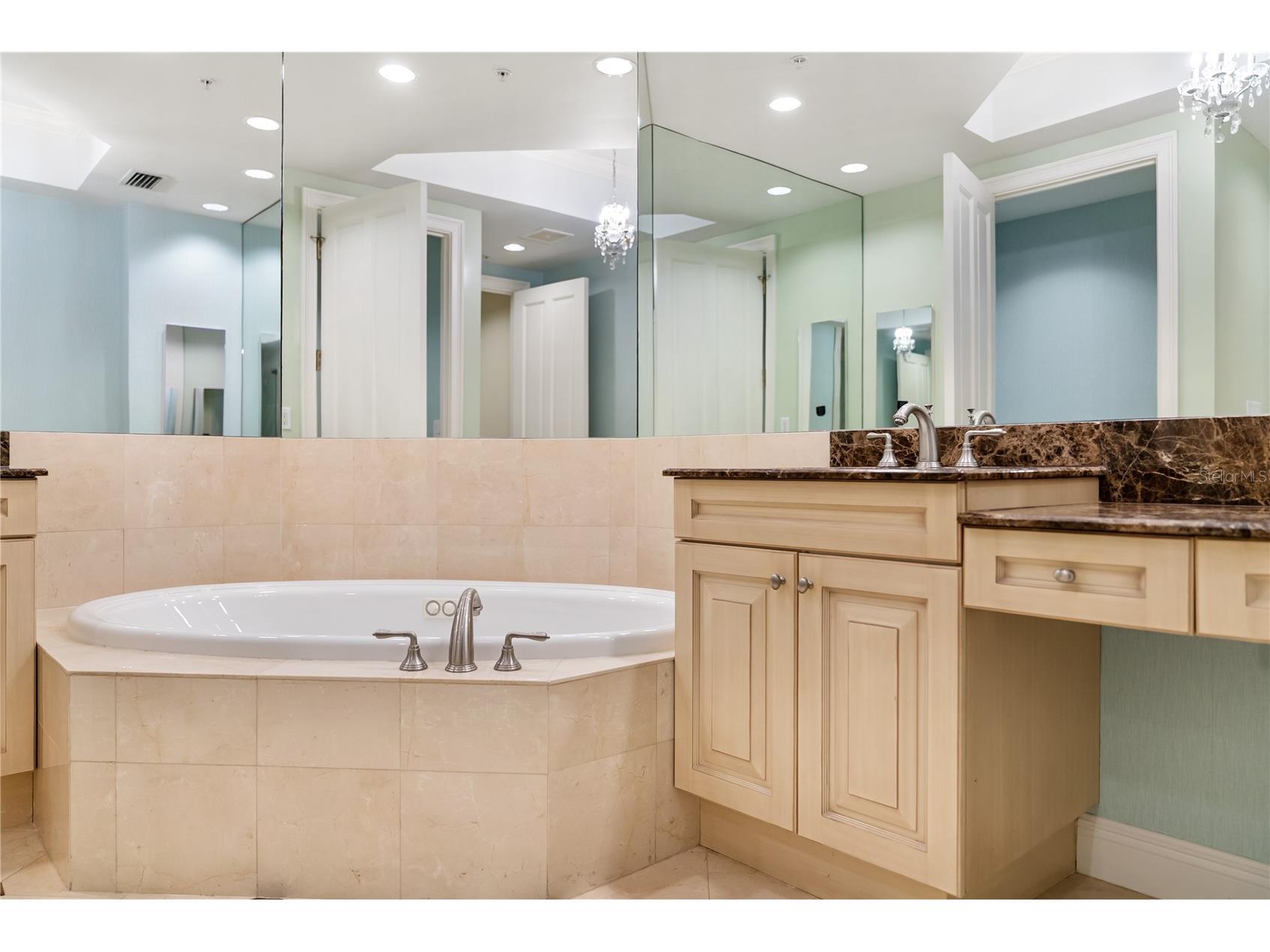 1300 Benjamin Franklin Drive #305 Sarasota FL 34236 A4679628 image23