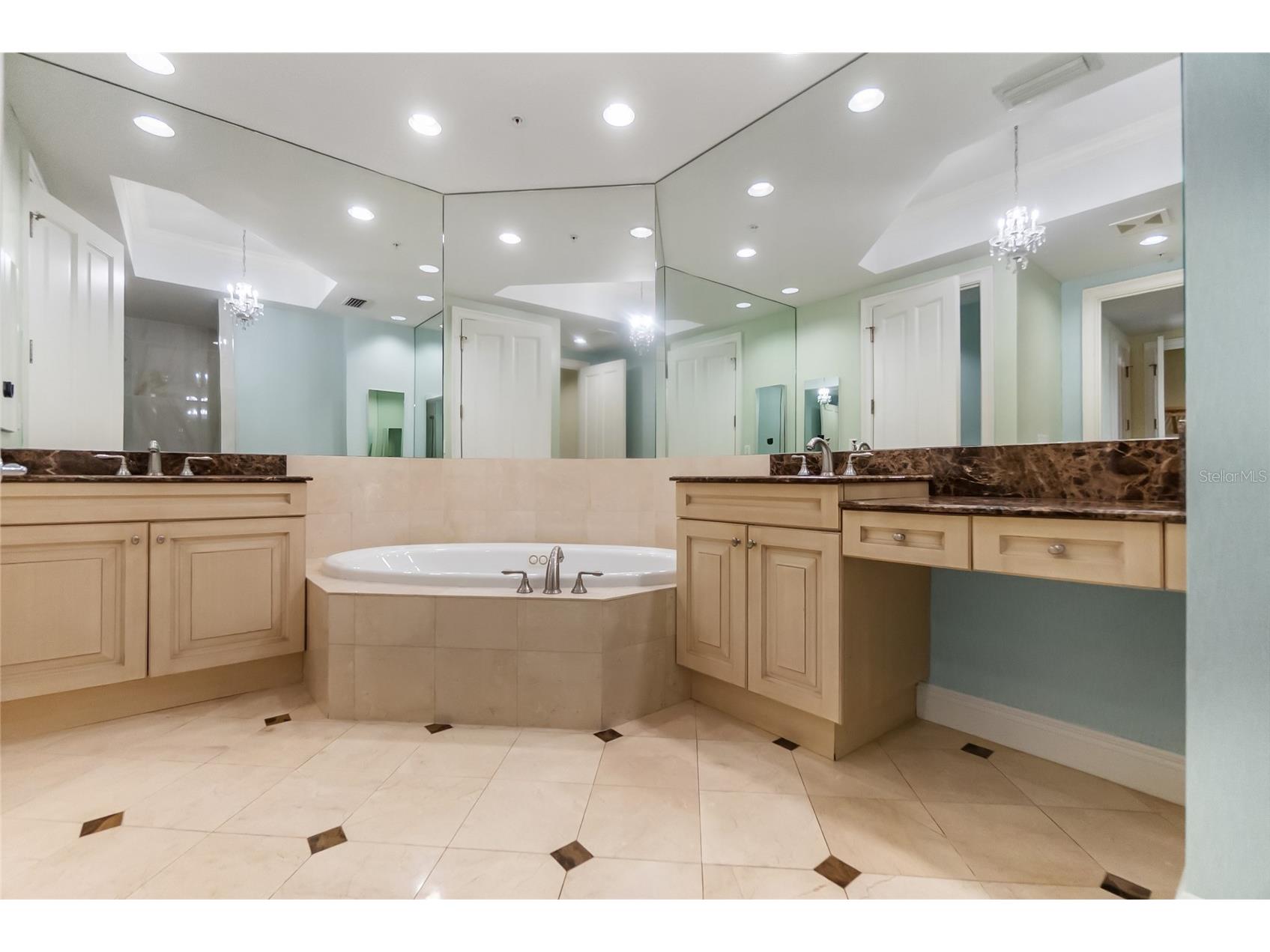 1300 Benjamin Franklin Drive #305 Sarasota FL 34236 A4679628 image26