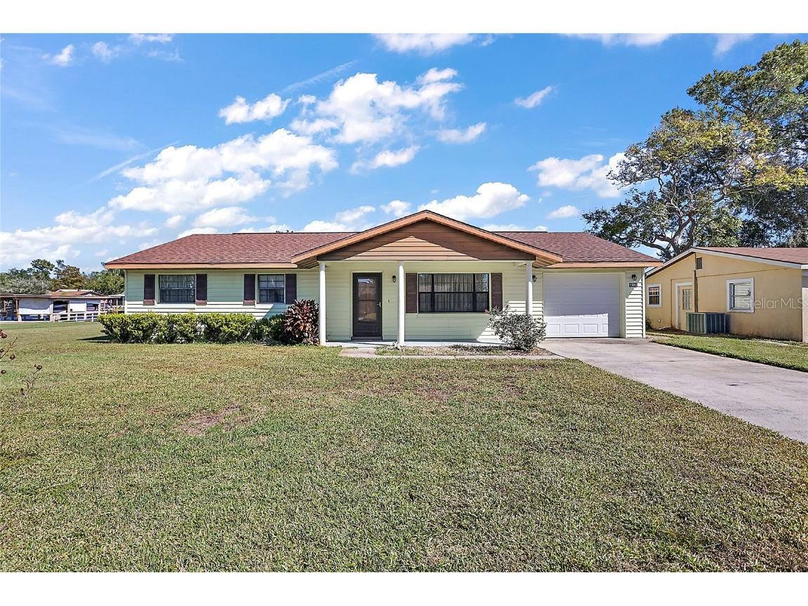 13047 Country Club Drive Tavares FL 32778 - LITTLE LAKE HARRIS G5061740 image1