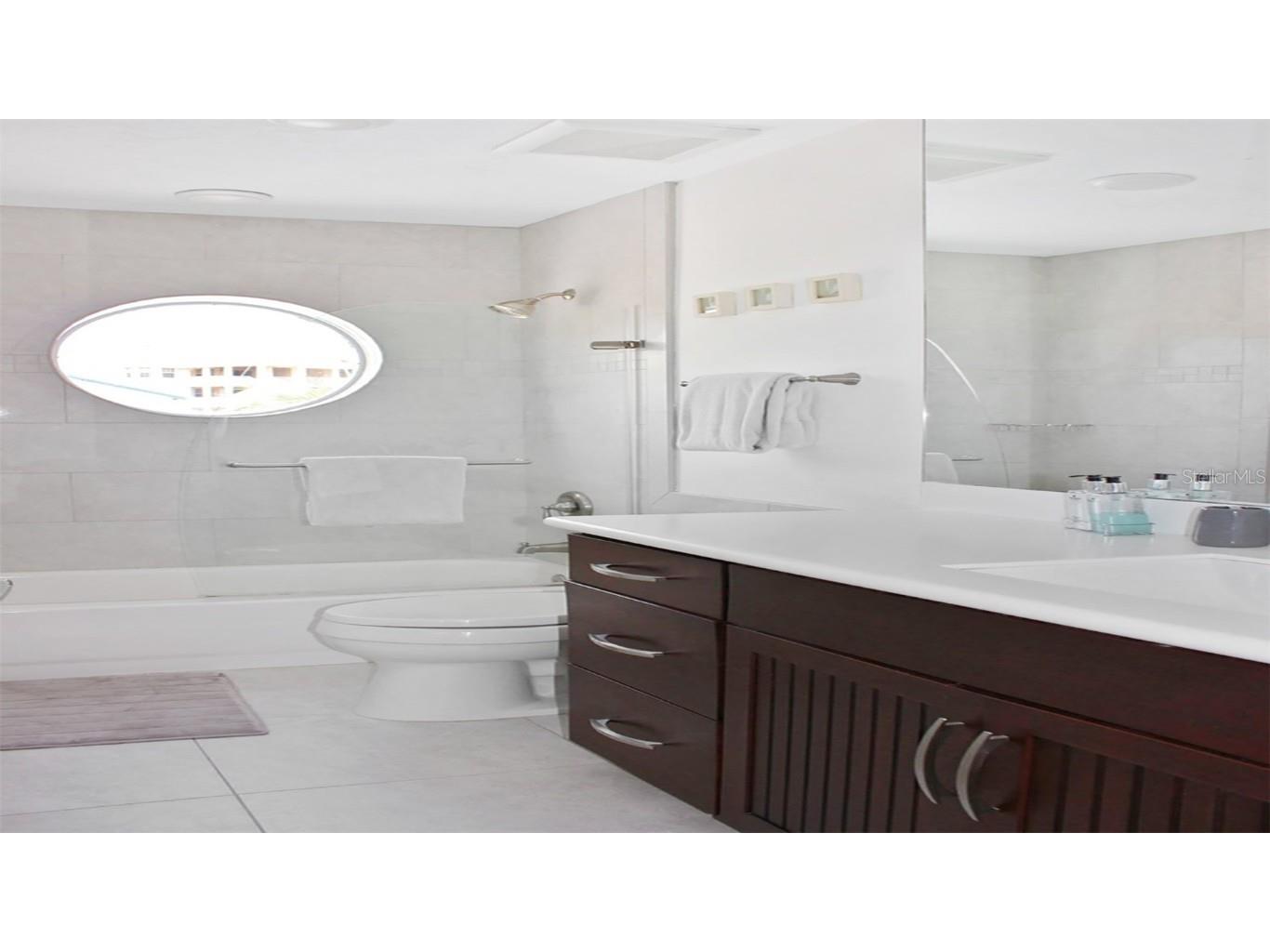 1305 Siesta Bayside Drive #1305-B Sarasota FL 34242 A4589563 image13