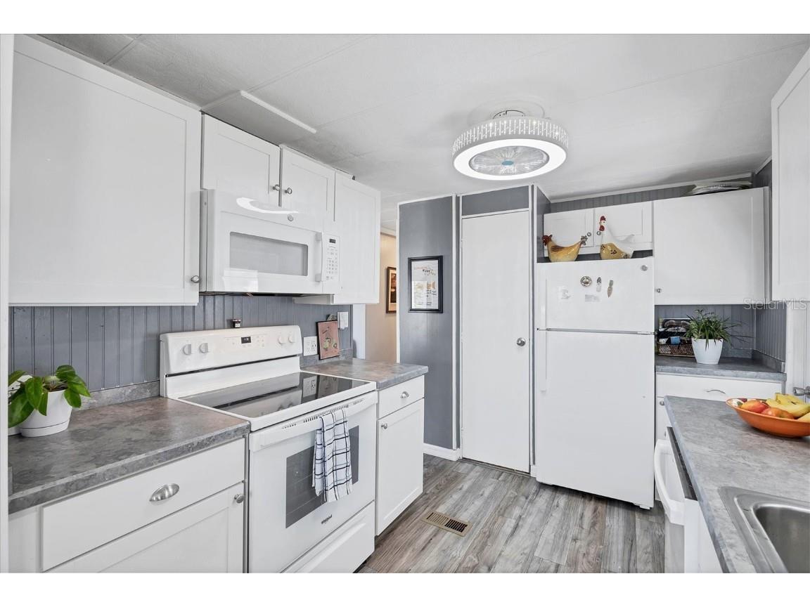 131 Oakwood Lane Sarasota FL 34237 A4671426 image13