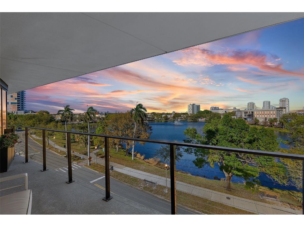 132 Mirror Lake Drive N #401 Saint Petersburg FL 33701 - Mirror Lake TB8361870 image1