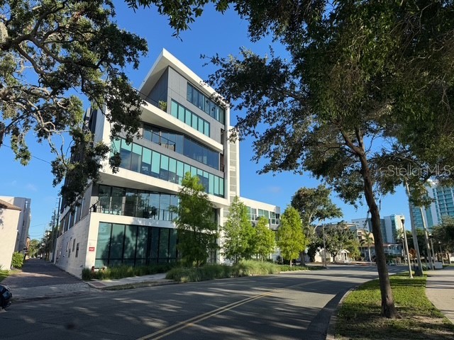 132 Mirror Lake Drive N #501 Saint Petersburg FL 33701 - Mirror Lake TB8393369 image1