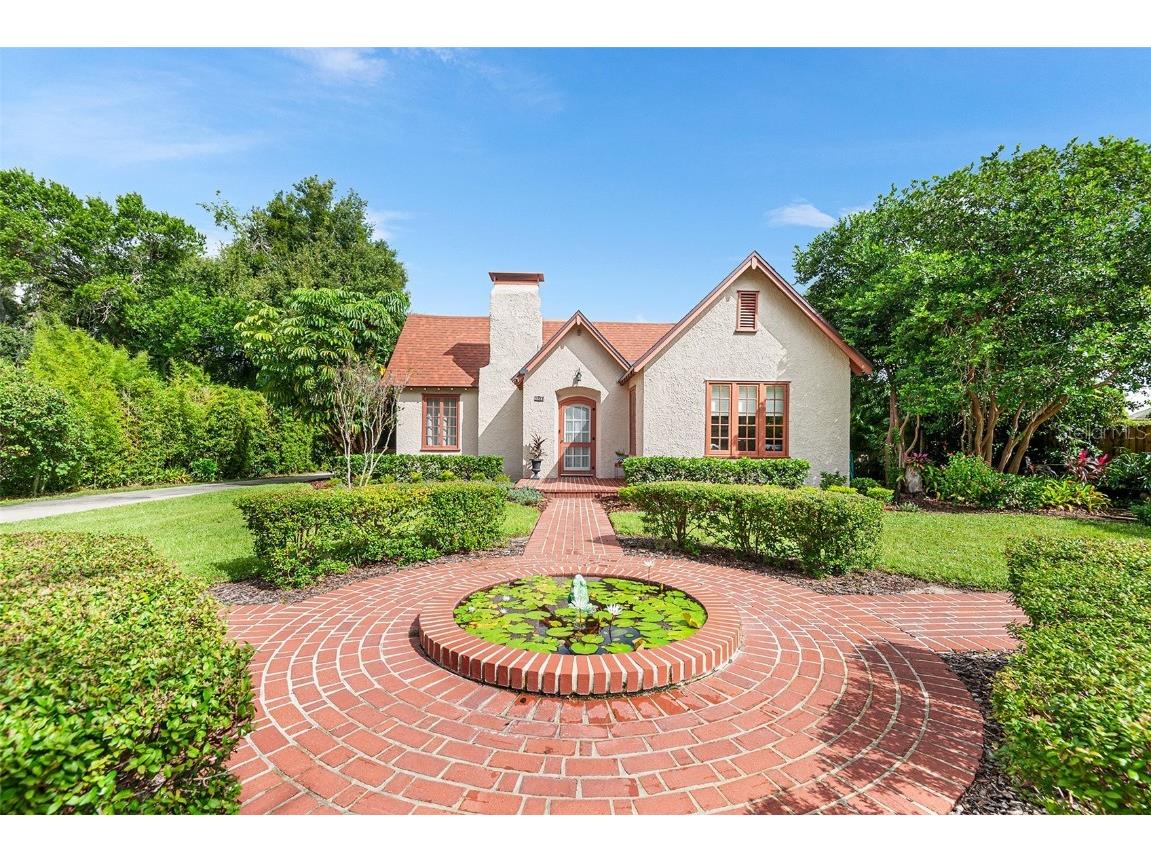 1323 Stately Oaks Drive NW Winter Haven FL 33881 P4936627 image1