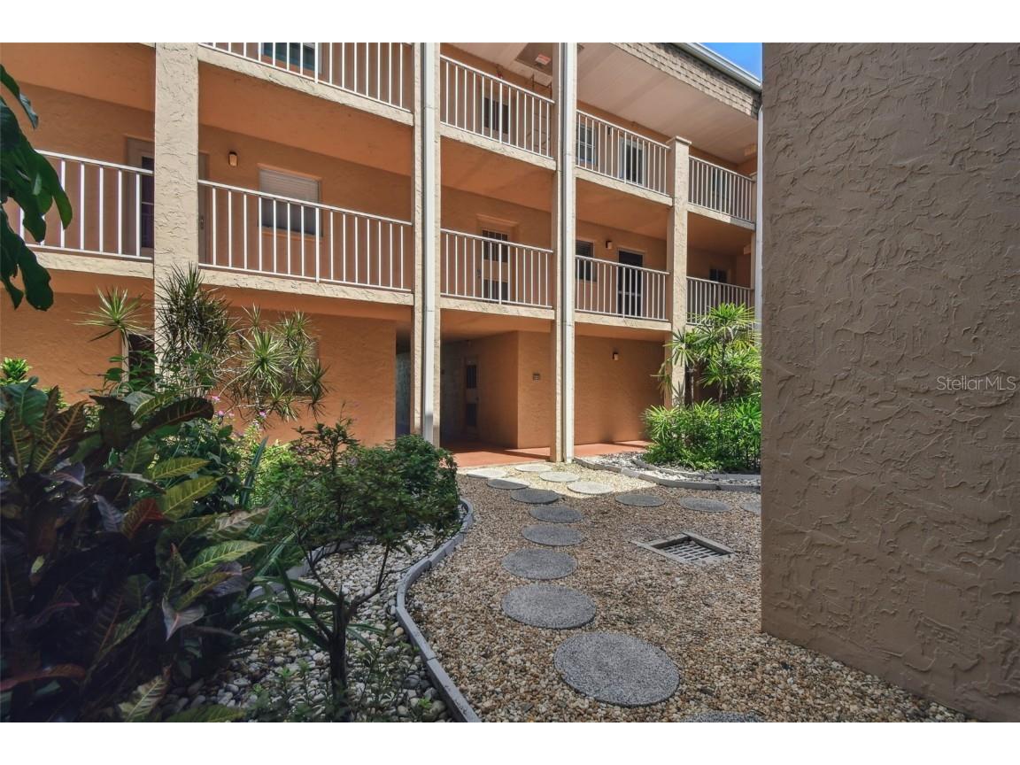 1330 Glen Oaks Drive E #273D Sarasota FL 34232 A4624970 image1