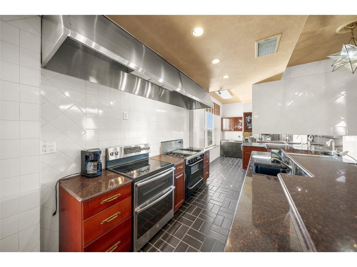 1330 Main Street #PH 9 & 10 Sarasota FL 34236 A4672442 image28