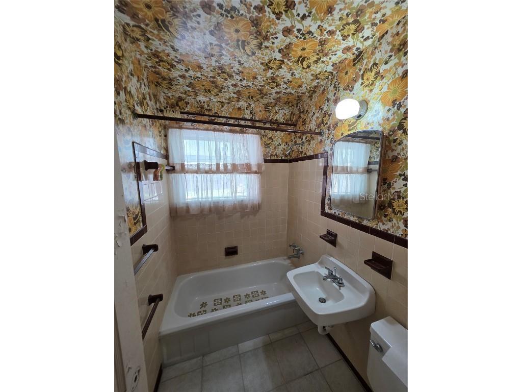 1330 Rhodes Avenue Sarasota FL 34239 A4660123 image11