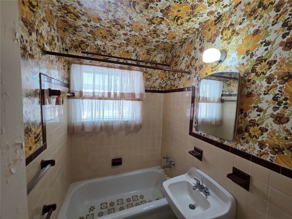 1330 Rhodes Avenue Sarasota FL 34239 A4660123 image12