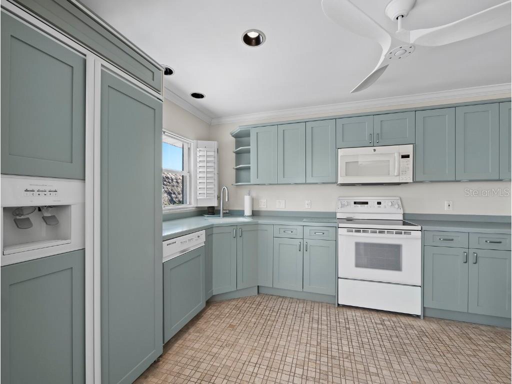 1336 Benjamin Franklin Drive #2A Sarasota FL 34236 A4675563 image9