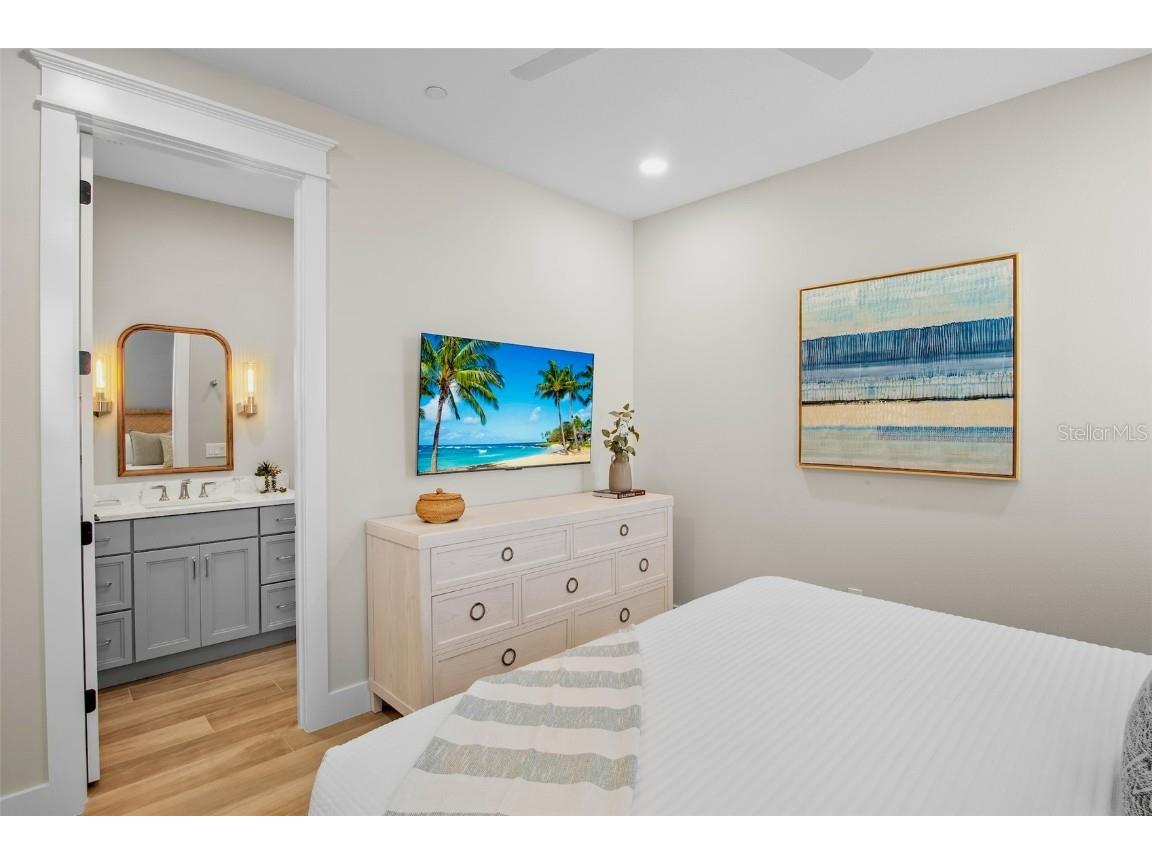 135 Avenida Veneccia Sarasota FL 34242 A4670533 image33