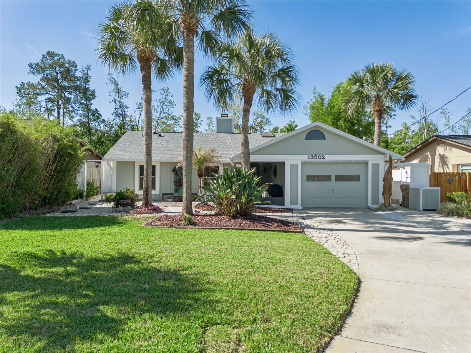 13502 Country Club Drive Tavares FL 32778 - LITTLE LAKE HARRIS G5111423 image1