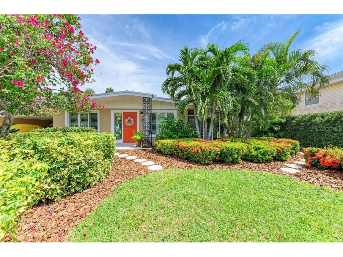 136 Crescent Dr Anna Maria FL 34216 - LAKE LA VISTA A4671637 image1