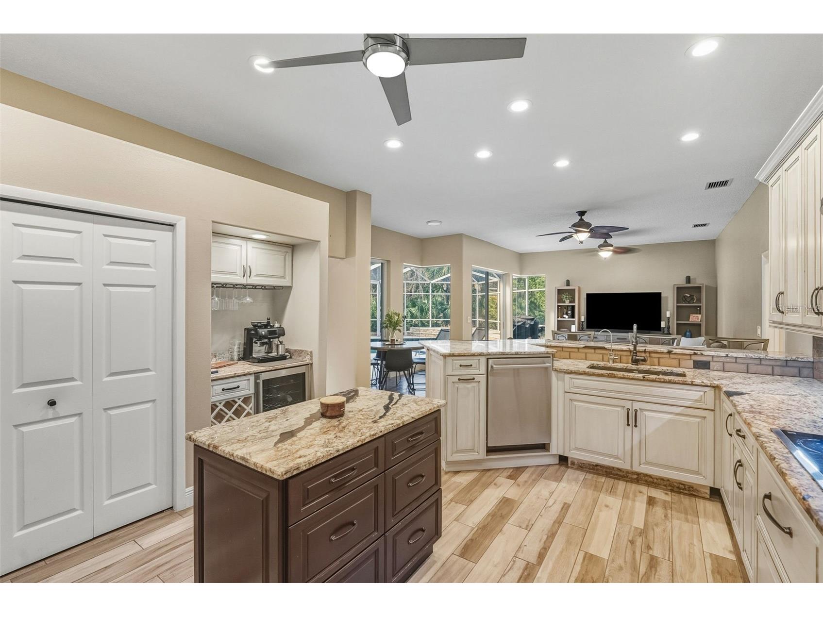 1362 E Lake Woodlands Parkway Oldsmar FL 34677 TB8467569 image10