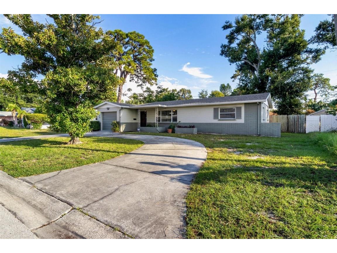 1366 62 Place S Saint Petersburg FL 33705 TB8310364 image1