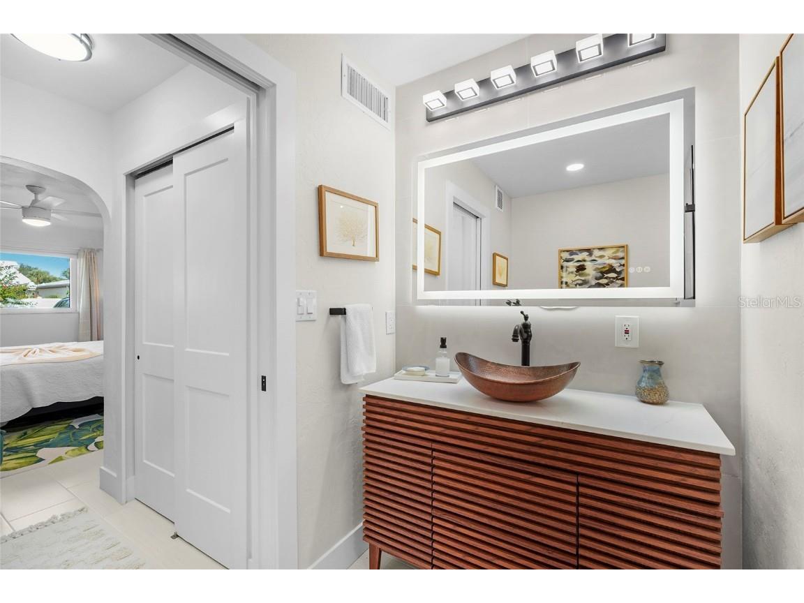 137 Avenida Messina #2 Sarasota FL 34242 A4674529 image7