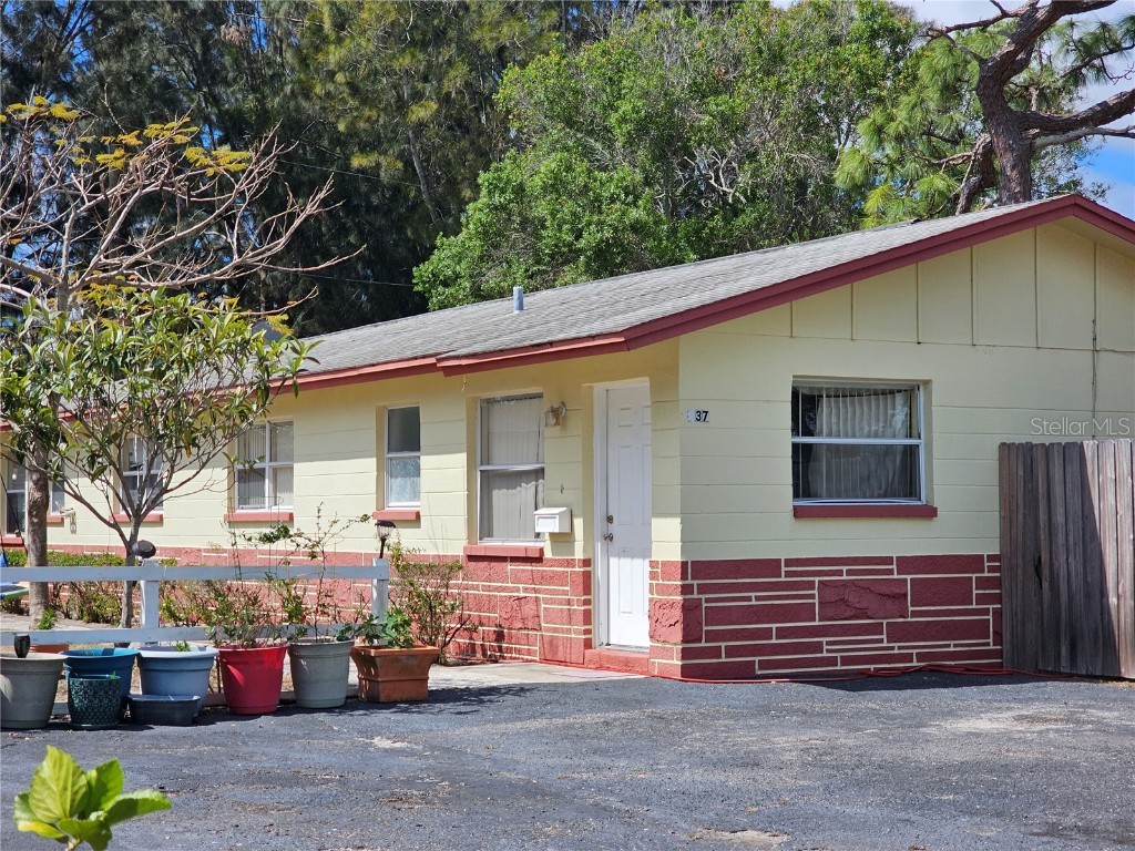 137 NE Monroe Circle N Saint Petersburg FL 33702 U8195470 image1