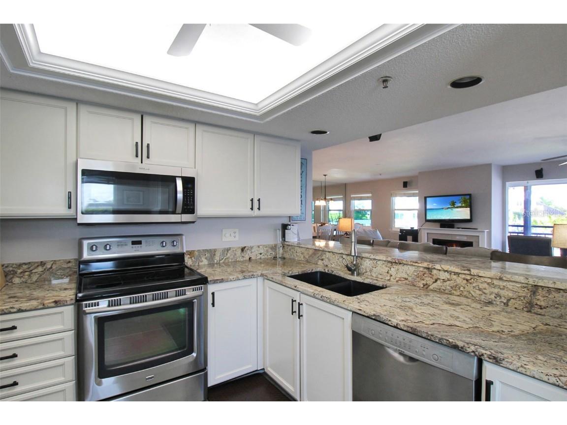 1389 Siesta Bayside Drive #1389-F Sarasota FL 34242 A4593062 image18