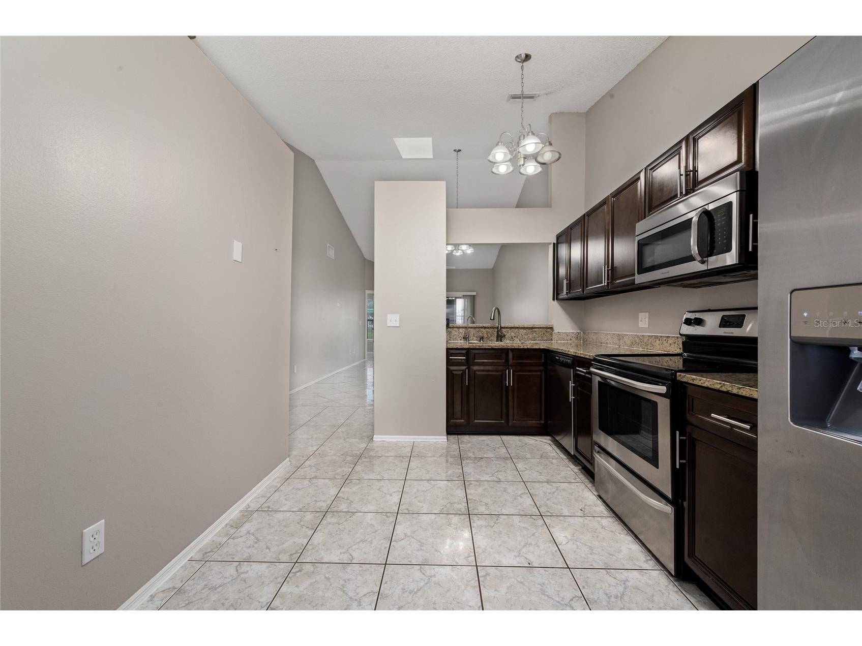 140 Lakepointe Circle Kissimmee FL 34743 S5152307 image4