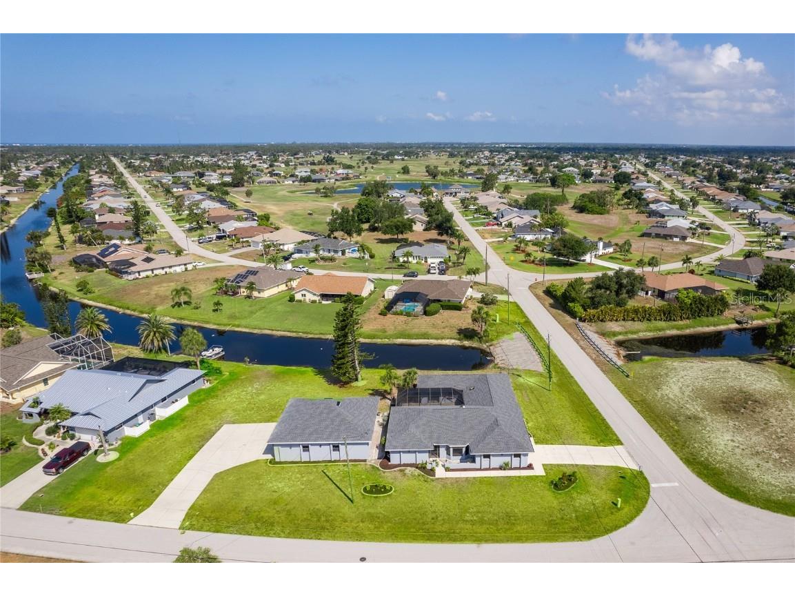 142 Mark Twain Lane Rotonda West FL 33947 - PEBBLE BEACH CREEK D6136593 image1