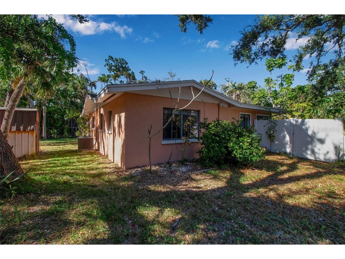 144 Garden Lane Sarasota FL 34242 A4673372 image3