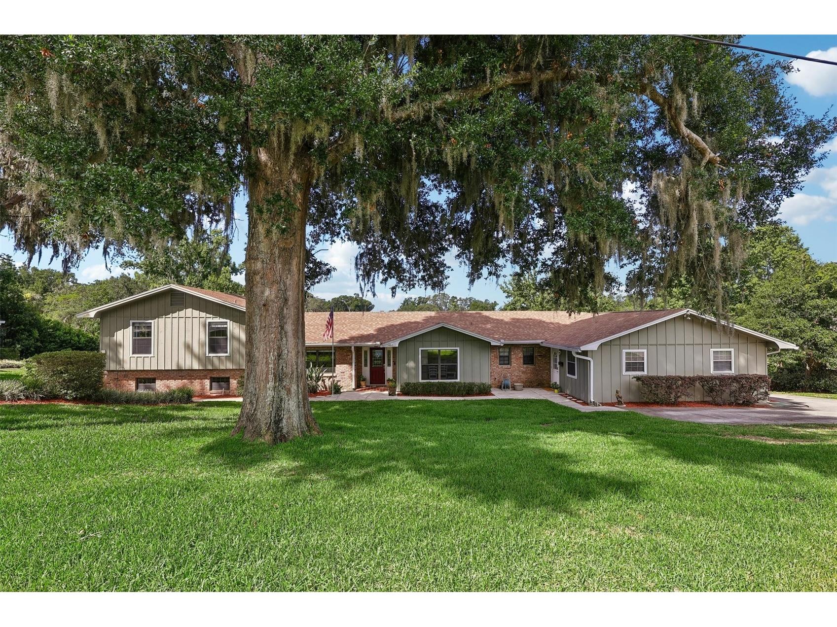 1460 Grove Street Eustis FL 32726 - LAKE IRMA G5114019 image1