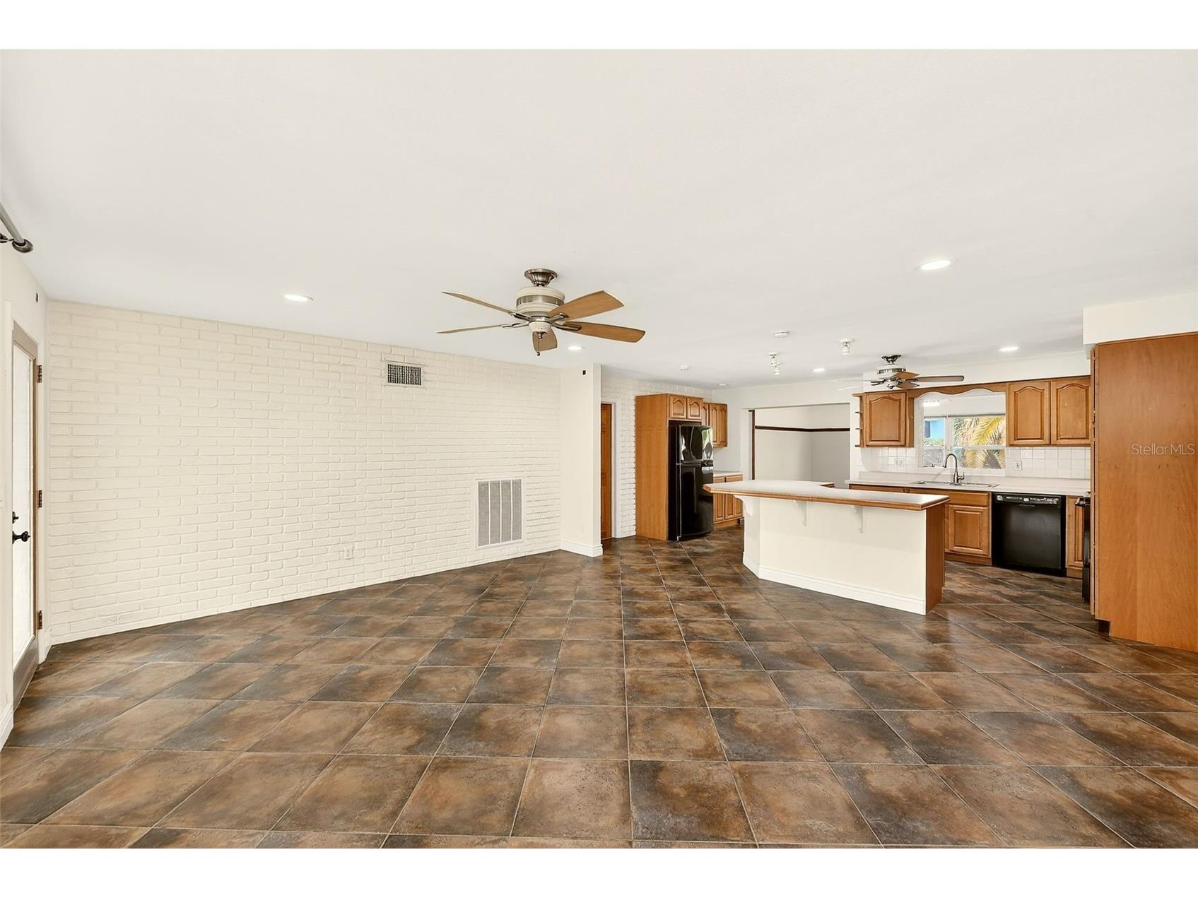 1465 Bayview Drive Clearwater FL 33756 TB8481755 image4