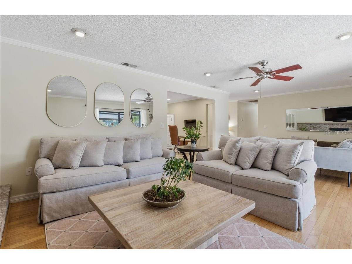 1467 Georgetowne Drive Sarasota FL 34232 A4686405 image8