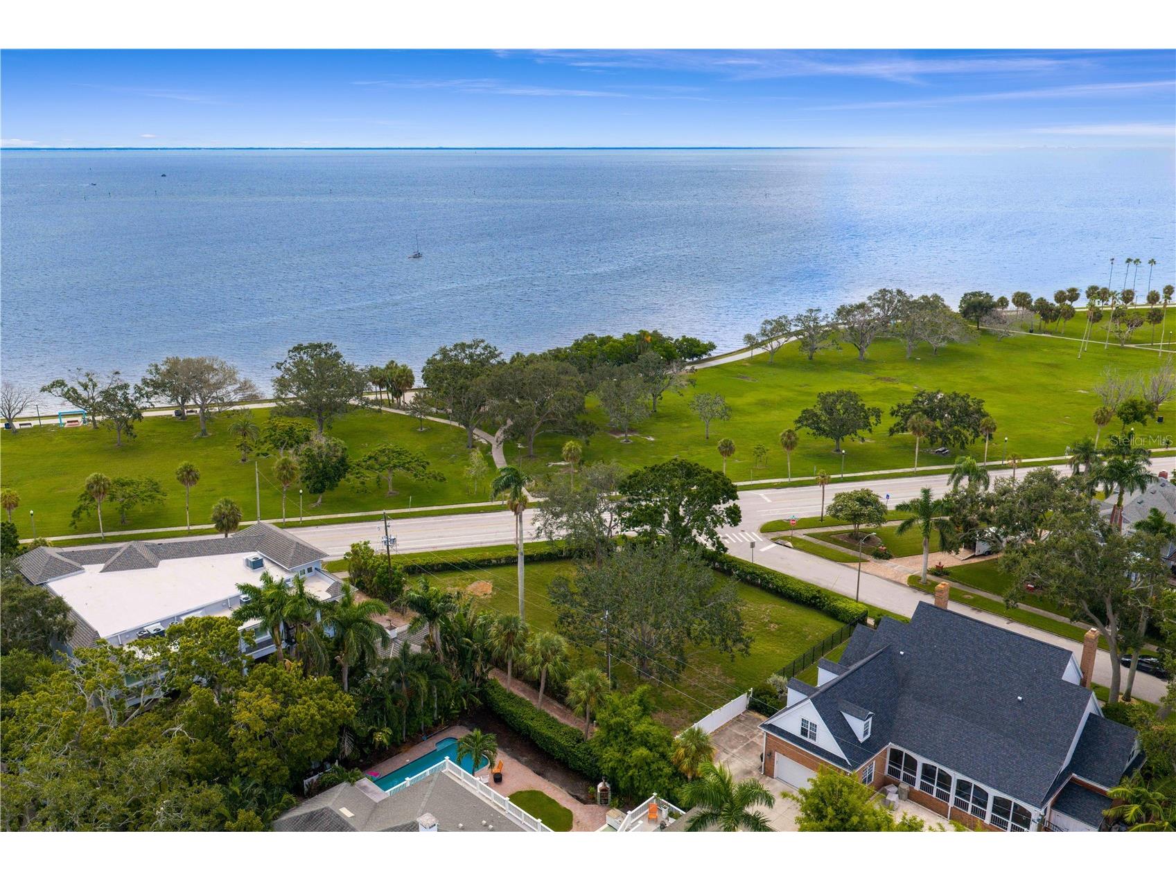 1500 N Shore Drive NE Saint Petersburg FL 33704 TB8415691 image1
