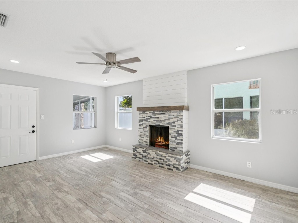 151 80th Avenue NE Saint Petersburg FL 33702 A4658958 image2