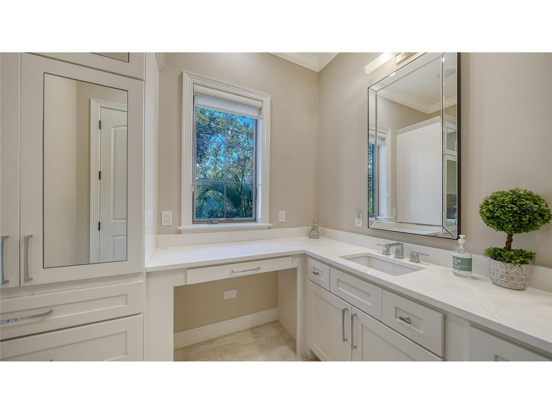 1513 Oak Street #18 Sarasota FL 34236 A4677602 image28