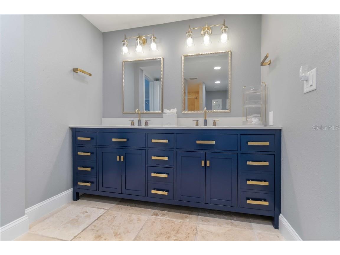 1521 Siesta Drive Sarasota FL 34239 A4671896 image11