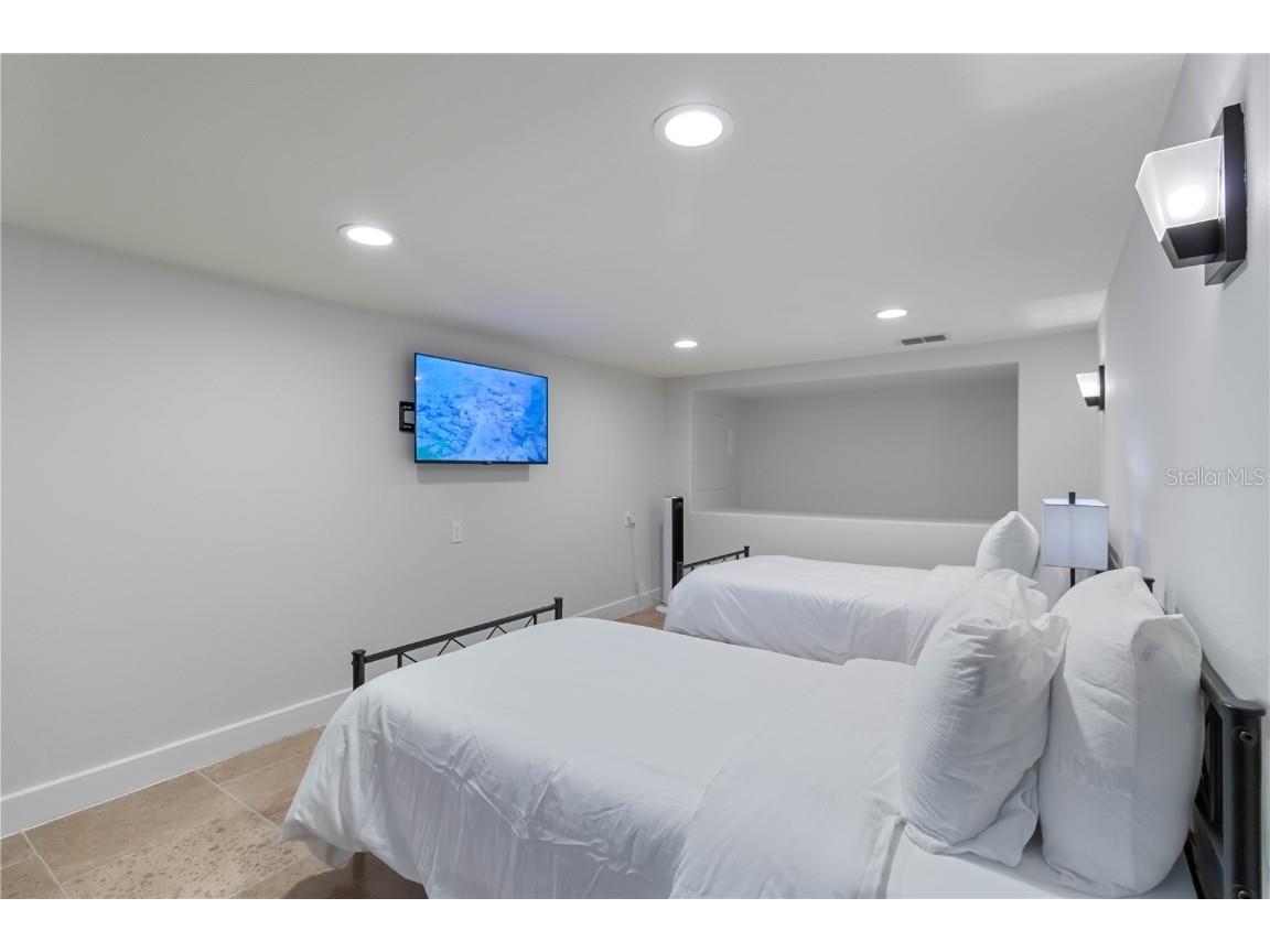 1521 Siesta Drive Sarasota FL 34239 A4671896 image32