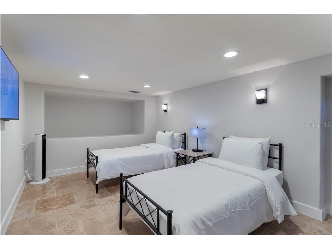 1521 Siesta Drive Sarasota FL 34239 A4671896 image33