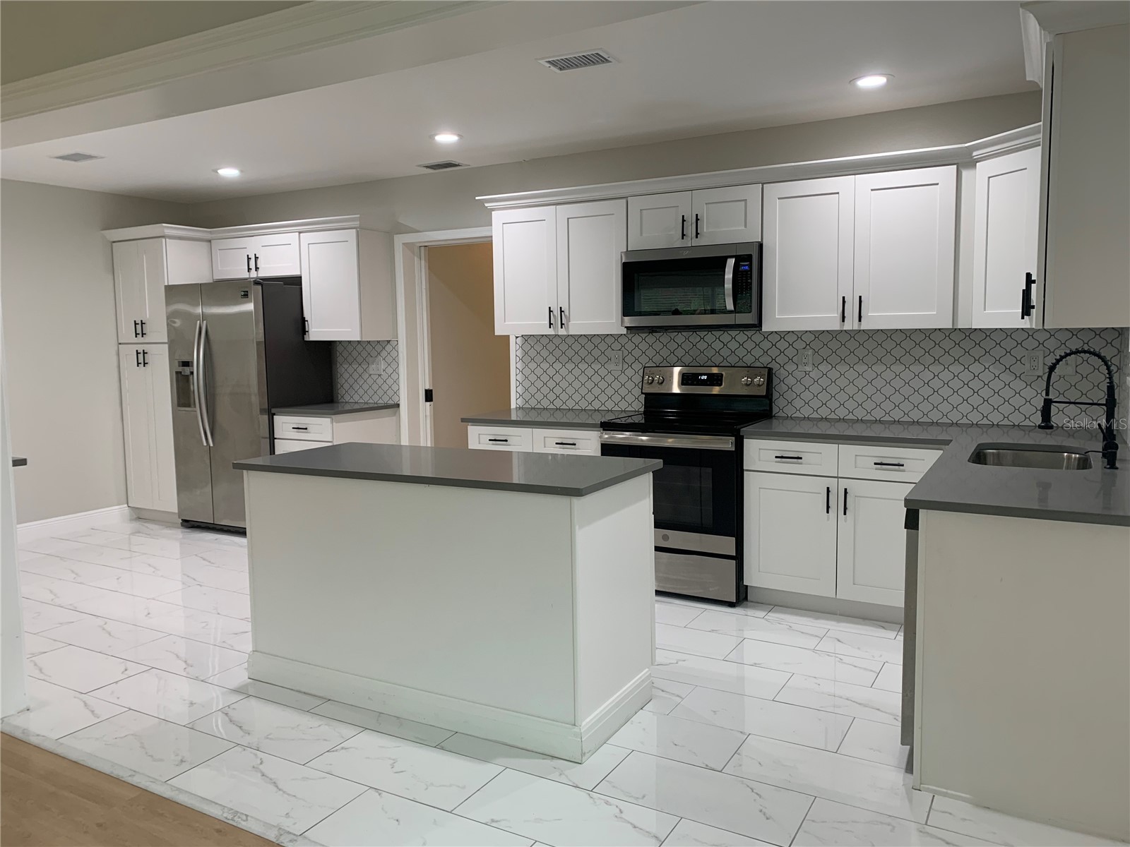 1524 18th Avenue N Saint Petersburg FL 33704 A4694701 image1