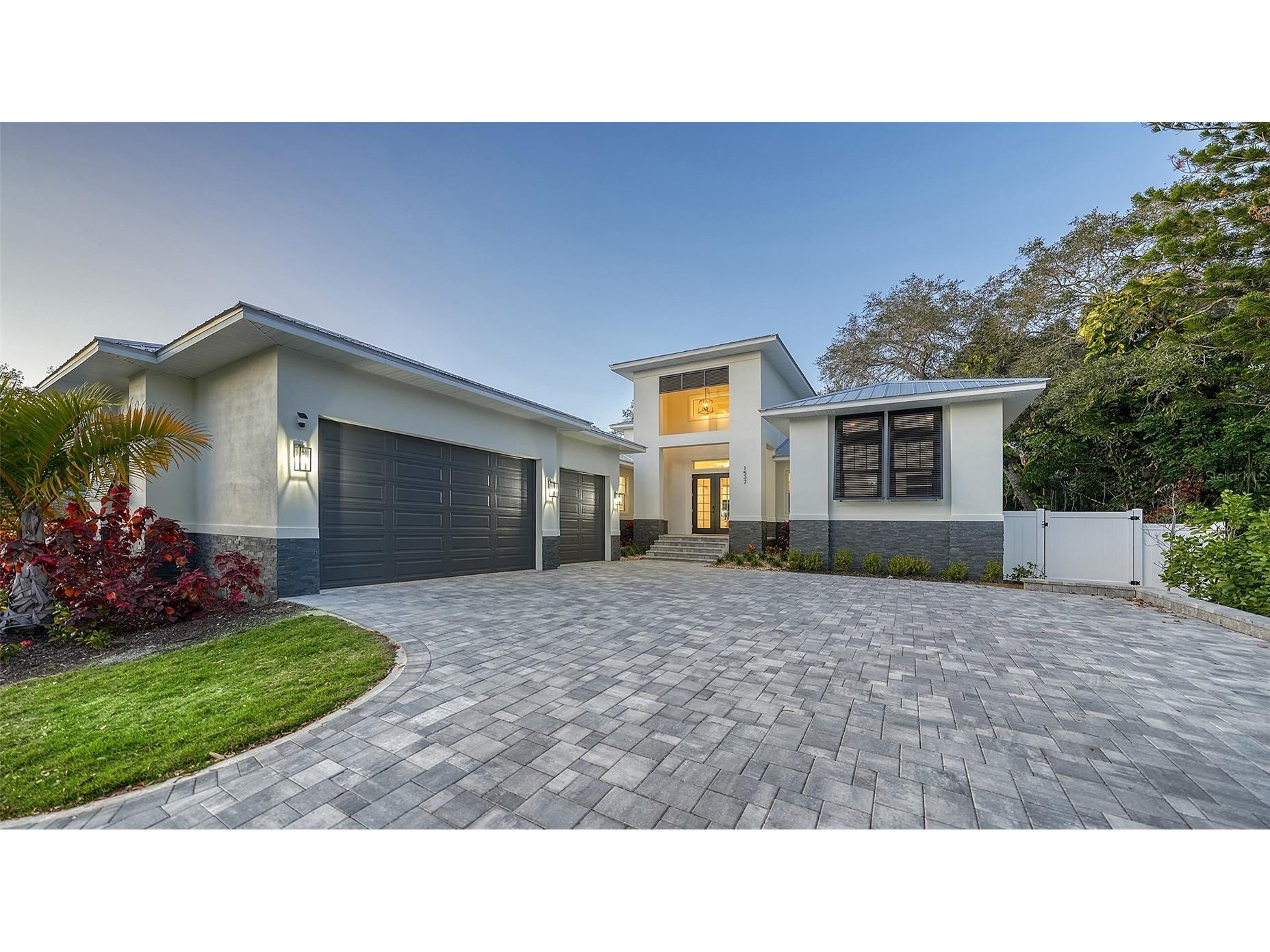 1537 Siesta Drive Sarasota FL 34239 A4692775 image1