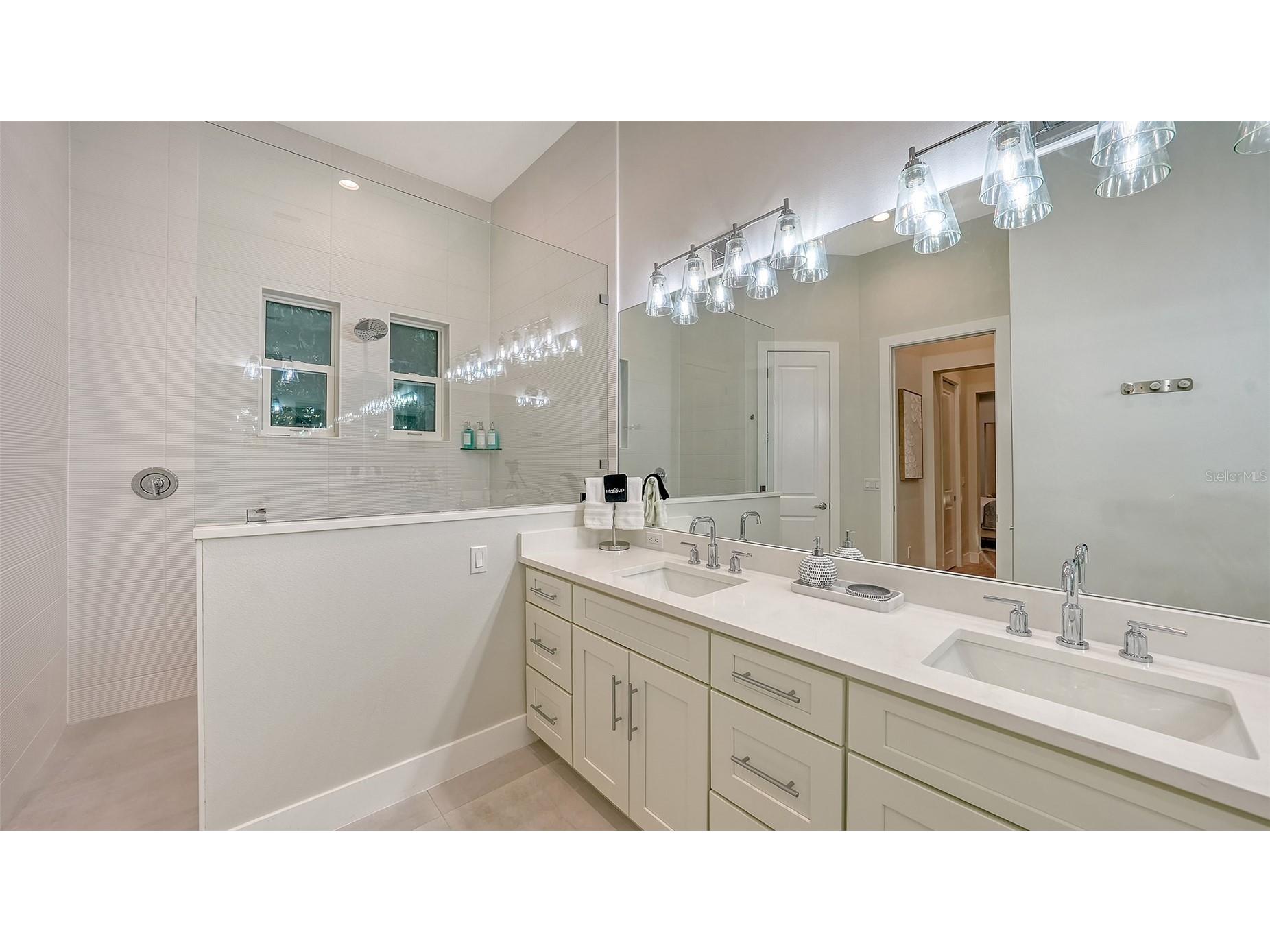1537 Siesta Drive Sarasota FL 34239 A4692775 image48