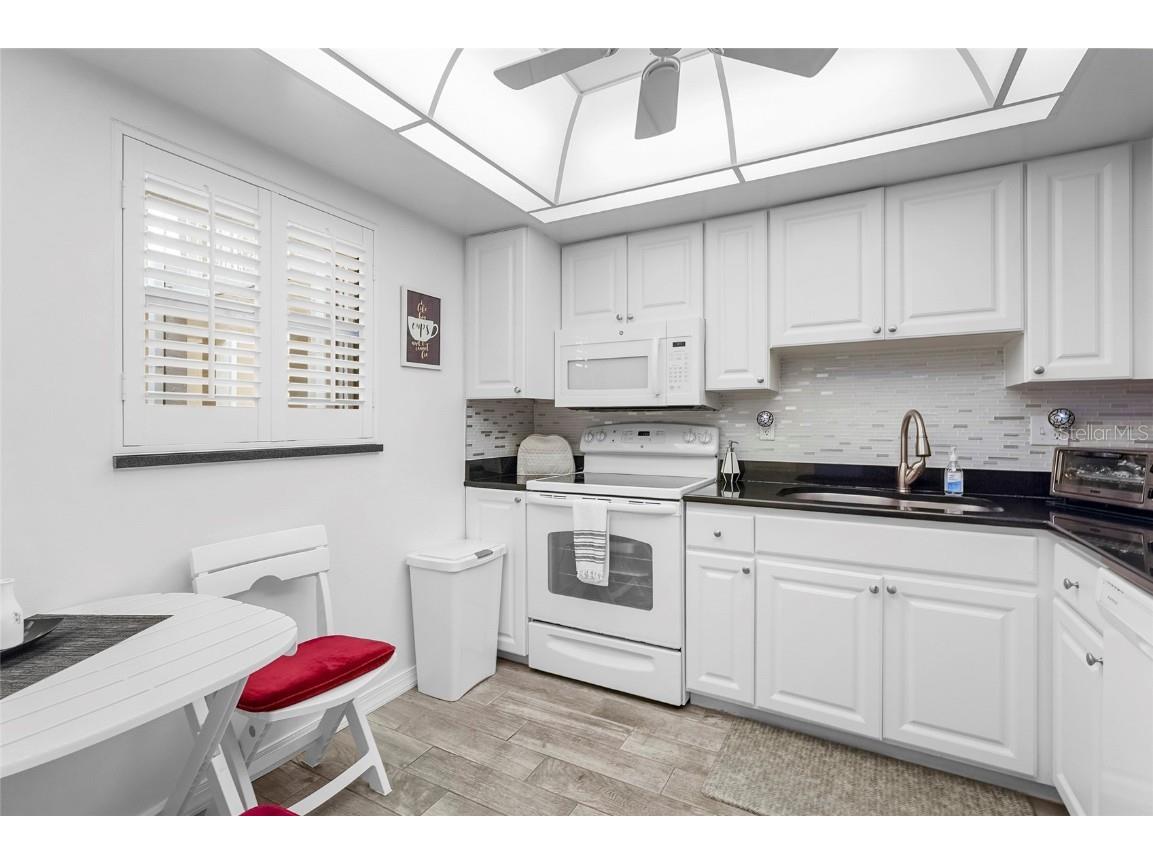 1540 Glen Oaks Drive E #B134 Sarasota FL 34232 A4664941 image5