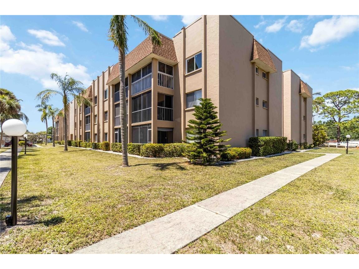 1540 Glen Oaks Drive E #B225 Sarasota FL 34232 A4648868 image3