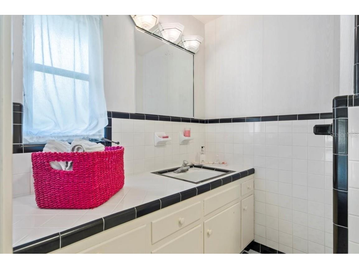1541 Flower Drive Sarasota FL 34239 A4656365 image26